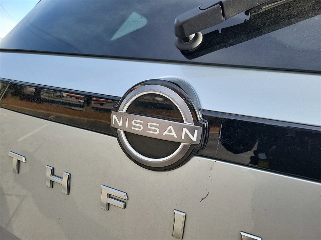 2023 Nissan Pathfinder SL 7