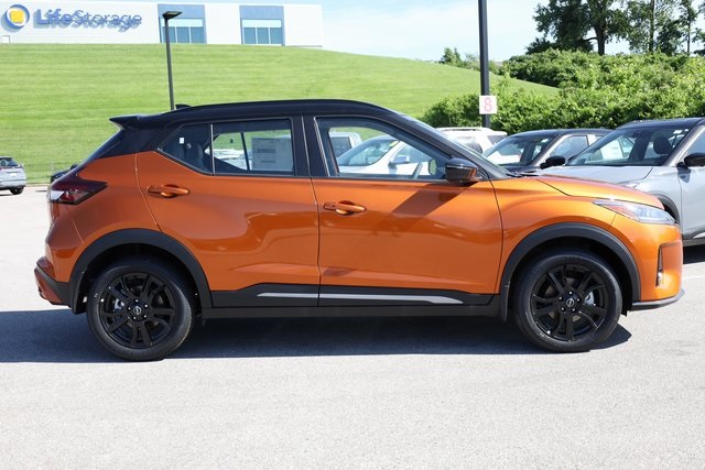 2024 Nissan Kicks SR 4