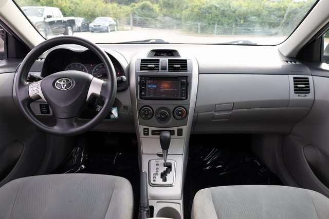 2013 Toyota Corolla LE 8