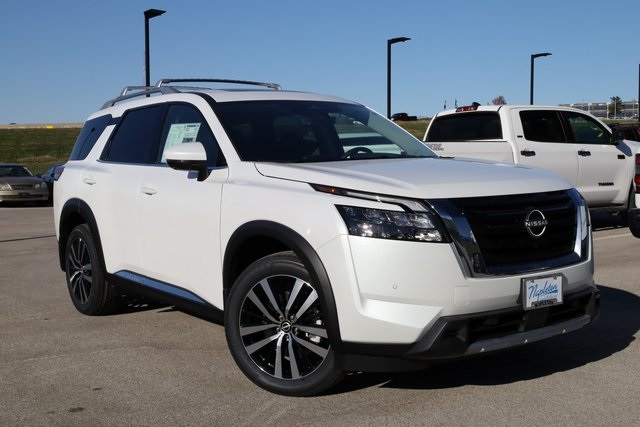 2025 Nissan Pathfinder Platinum 2