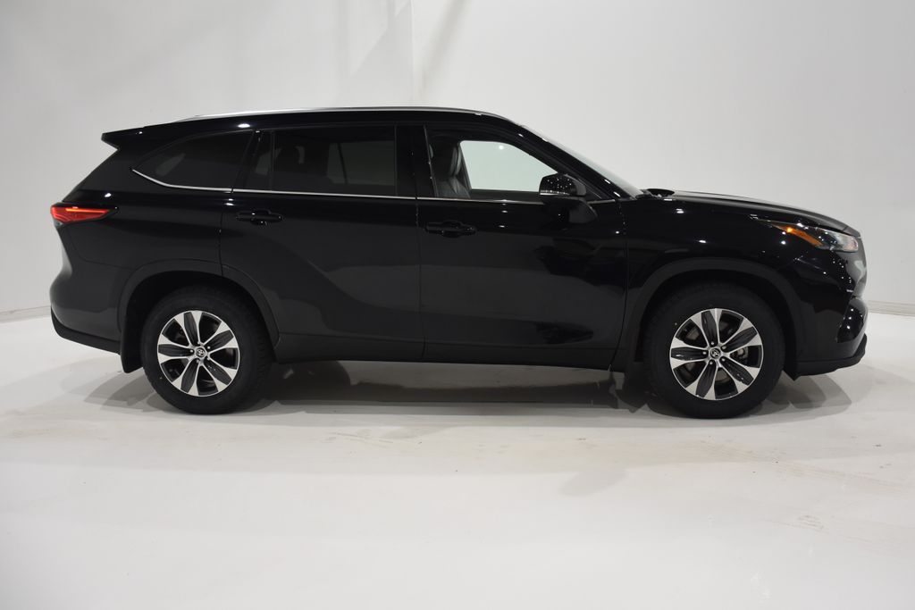 2021 Toyota Highlander XLE 3