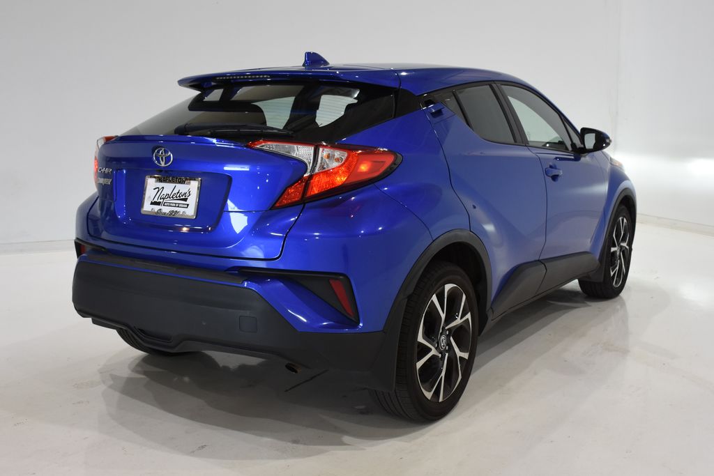 2022 Toyota C-HR XLE 3