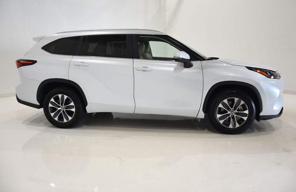 2024 Toyota Highlander LE 3