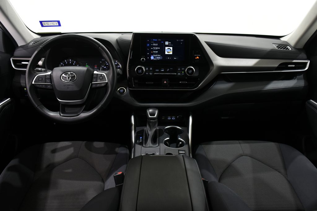 2024 Toyota Highlander LE 8