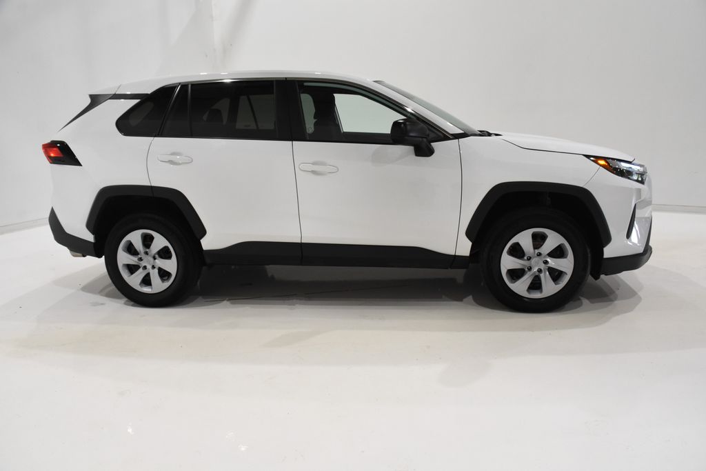 2023 Toyota RAV4 LE 3