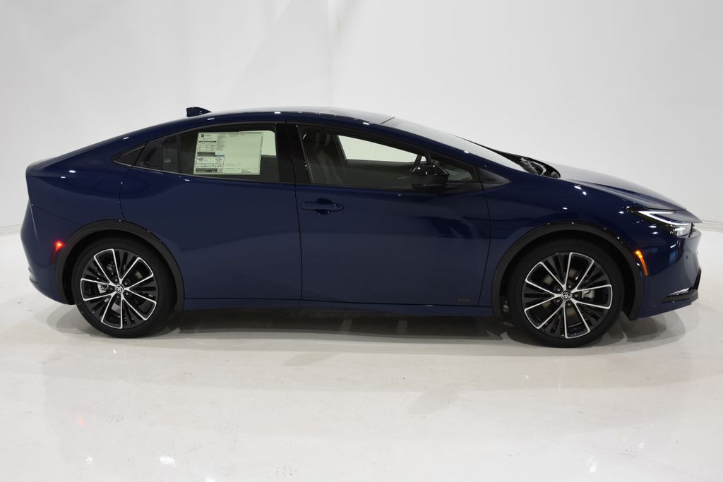 2024 Toyota Prius XLE 3