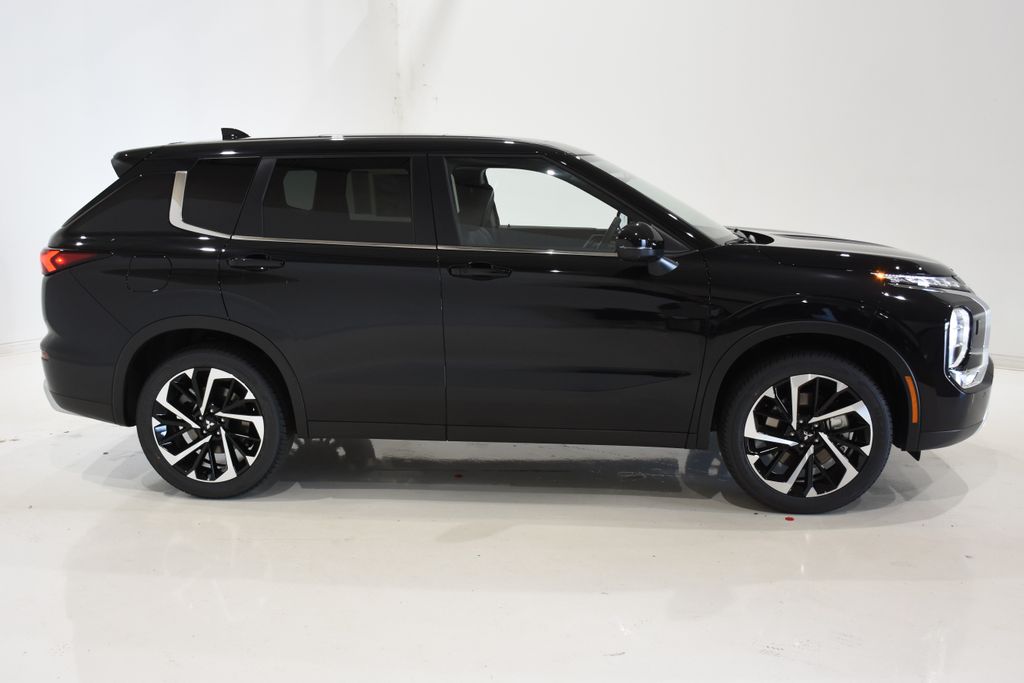 2024 Mitsubishi Outlander SE 3