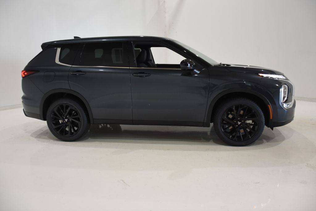 2024 Mitsubishi Outlander SE Black Edition w/Pano Roof 3