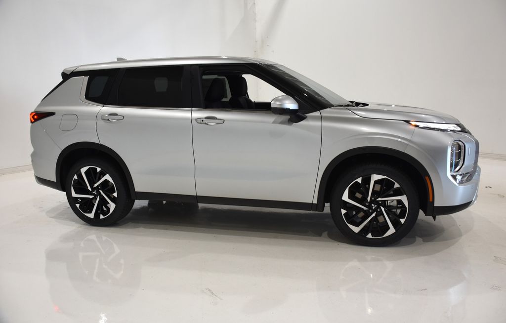 2024 Mitsubishi Outlander SE 3