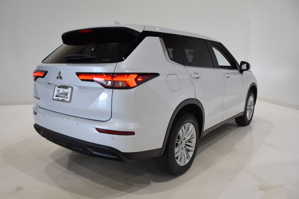 2024 Mitsubishi Outlander ES 4