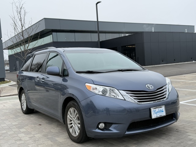 2015 Toyota Sienna XLE 3