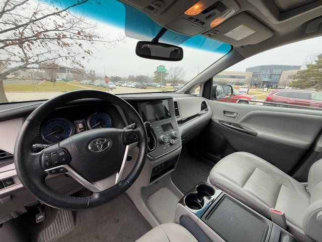 2015 Toyota Sienna XLE 11