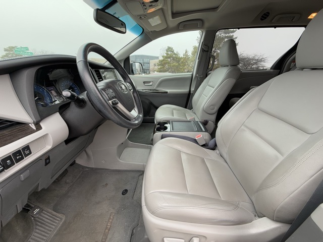 2015 Toyota Sienna XLE 12