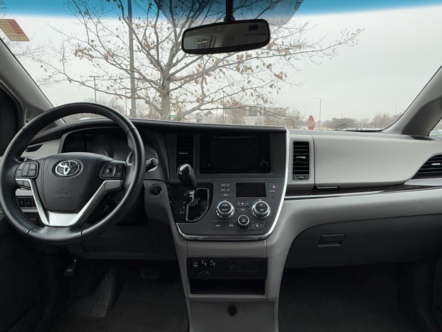 2015 Toyota Sienna XLE 14