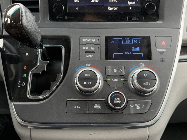 2015 Toyota Sienna XLE 21