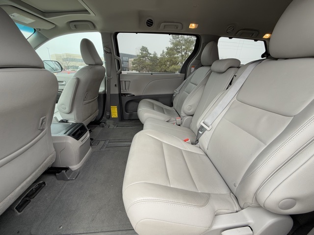 2015 Toyota Sienna XLE 25