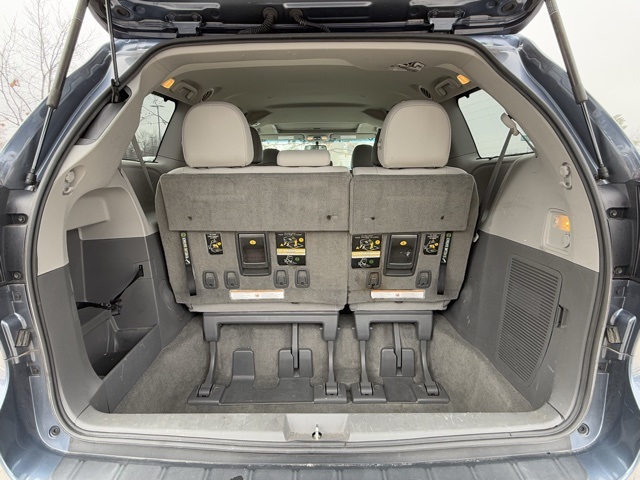 2015 Toyota Sienna XLE 27