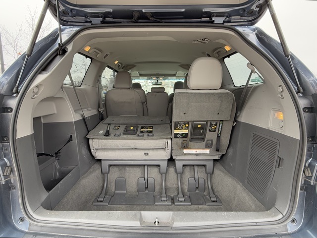 2015 Toyota Sienna XLE 28