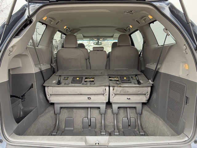 2015 Toyota Sienna XLE 29