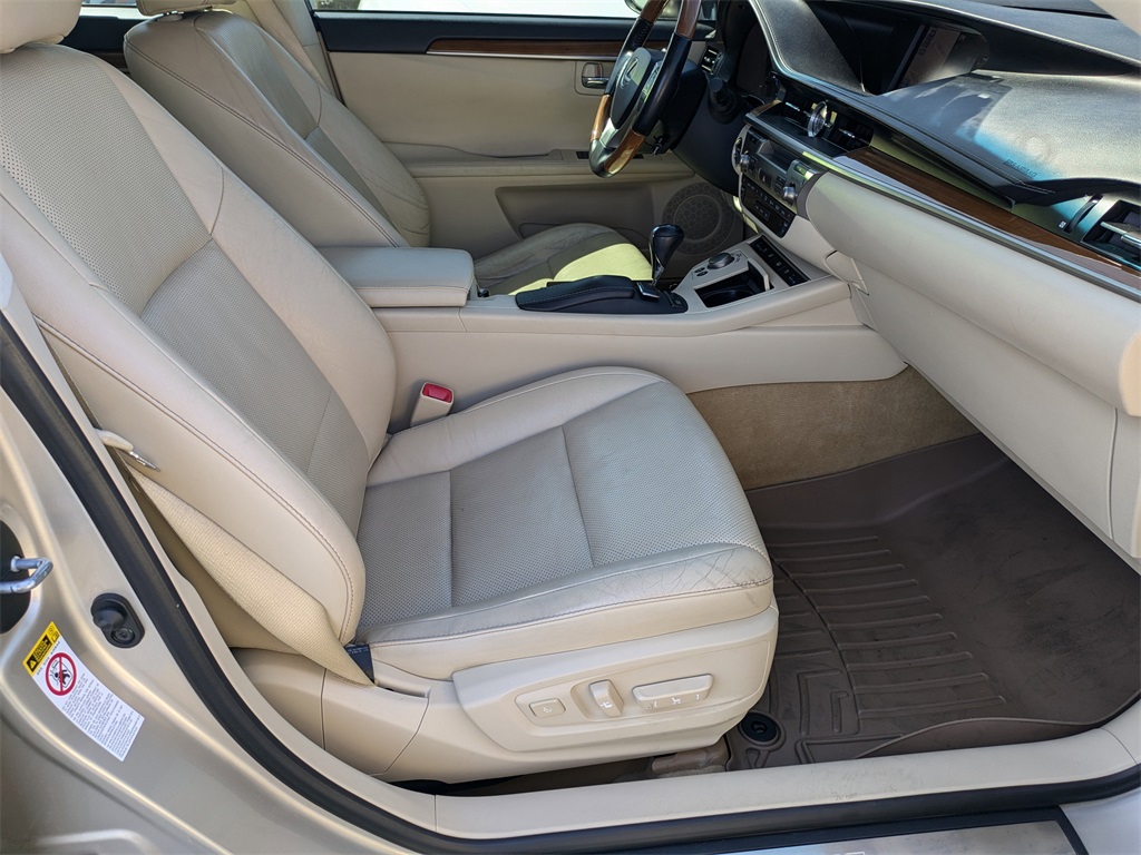 2013 Lexus ES 300h 26