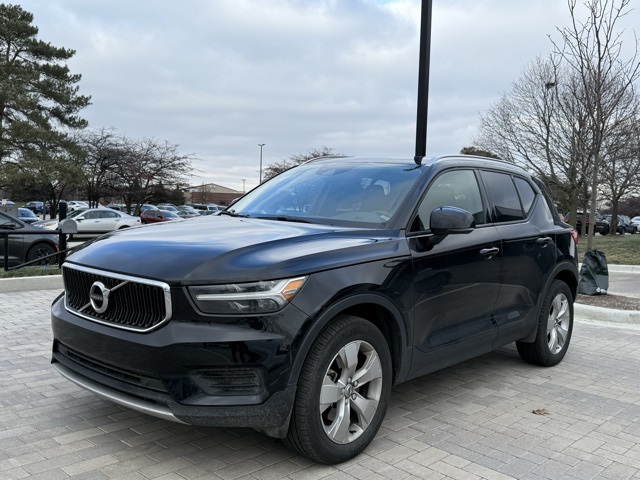 2022 Volvo XC40 Momentum 1