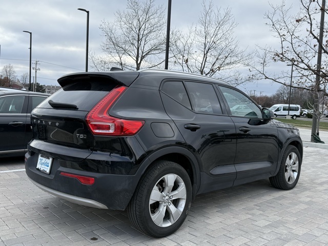 2022 Volvo XC40 Momentum 5