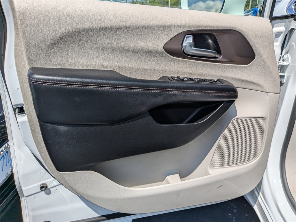 2019 Chrysler Pacifica Touring L Plus 9