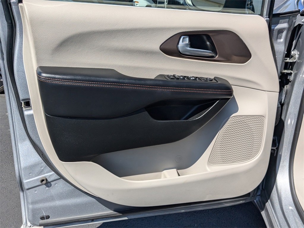 2017 Chrysler Pacifica LX 9