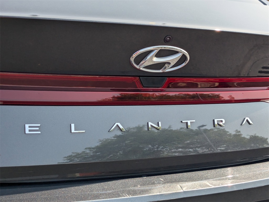 2022 Hyundai Elantra SE 23