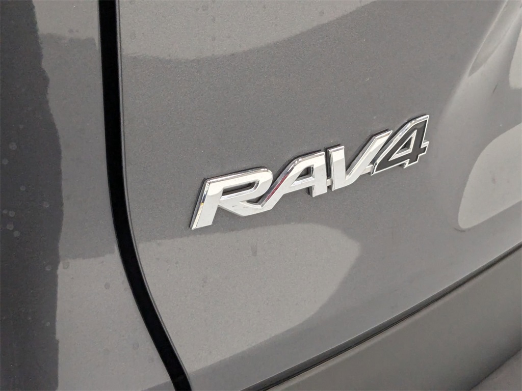 2020 Toyota RAV4 XLE 7