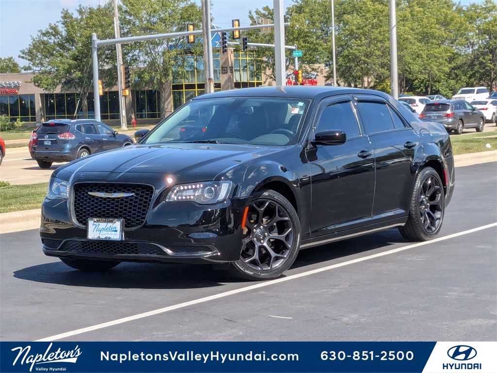 2019 Chrysler 300 Touring 1