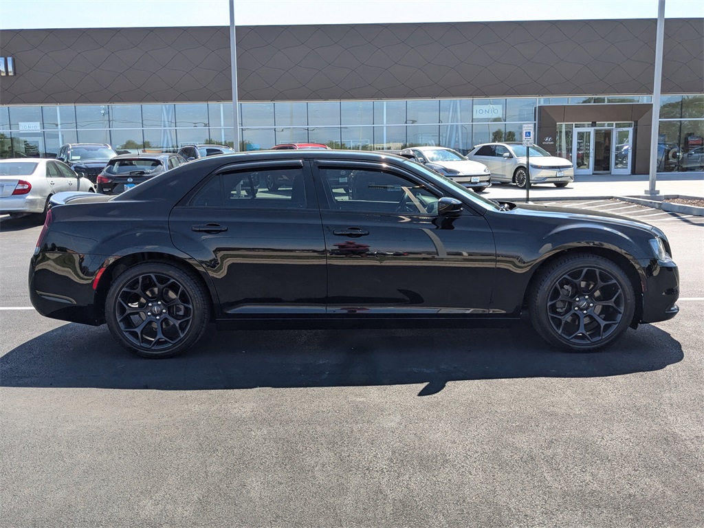 2019 Chrysler 300 Touring 4