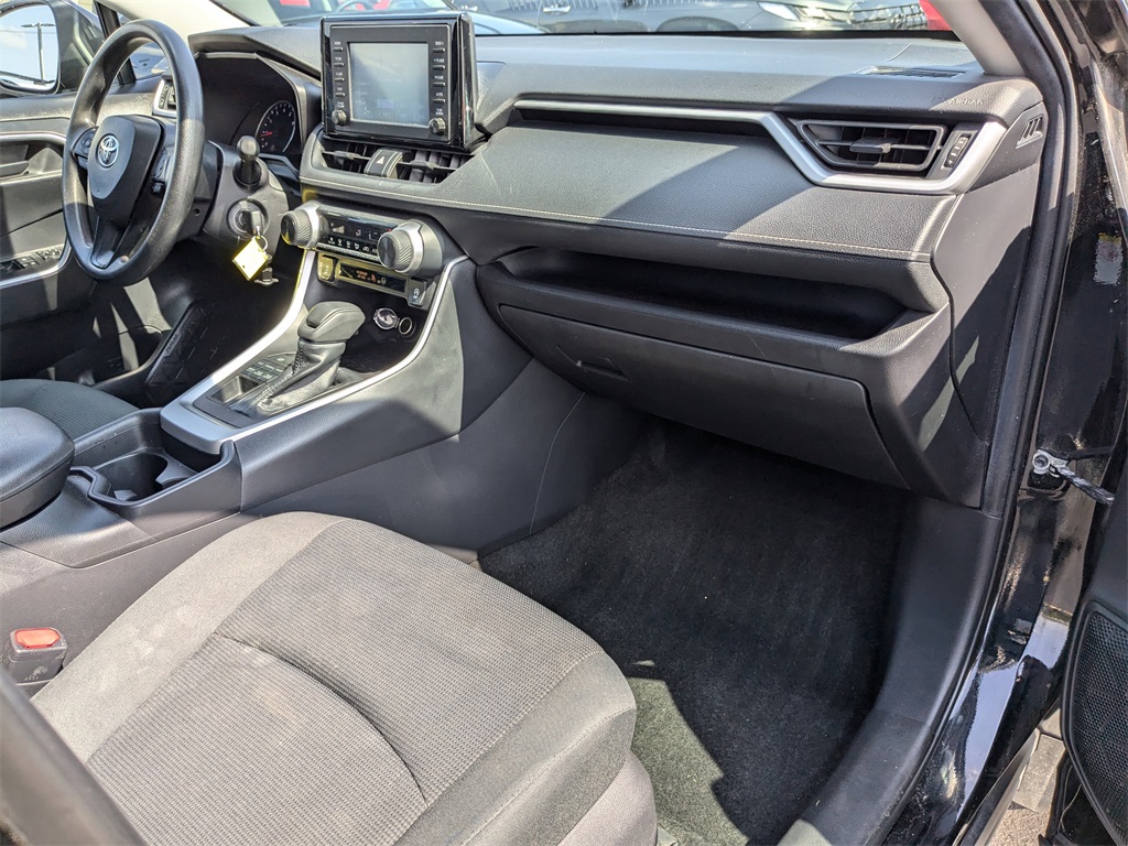 2019 Toyota RAV4 LE 27