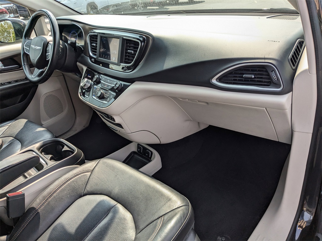 2018 Chrysler Pacifica Touring L 32