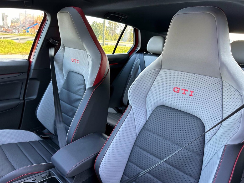 2024 Volkswagen Golf GTI SE 19