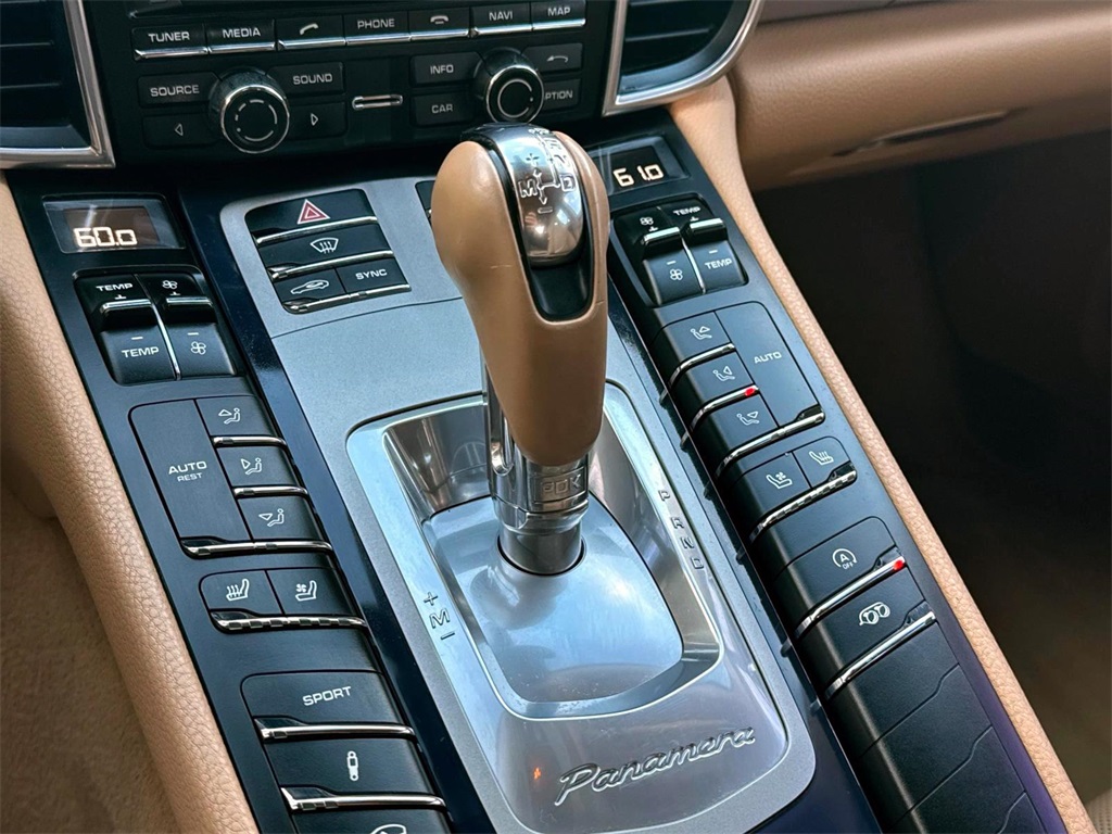 2014 Porsche Panamera  14