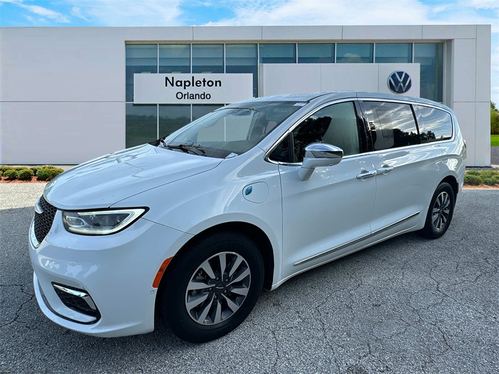 2022 Chrysler Pacifica Hybrid Limited 1