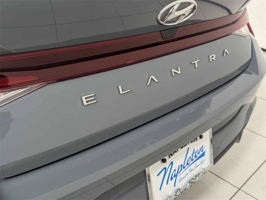 2022 Hyundai Elantra SE 8