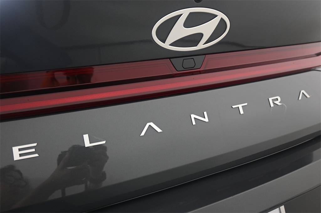 2024 Hyundai Elantra Hybrid Limited 8