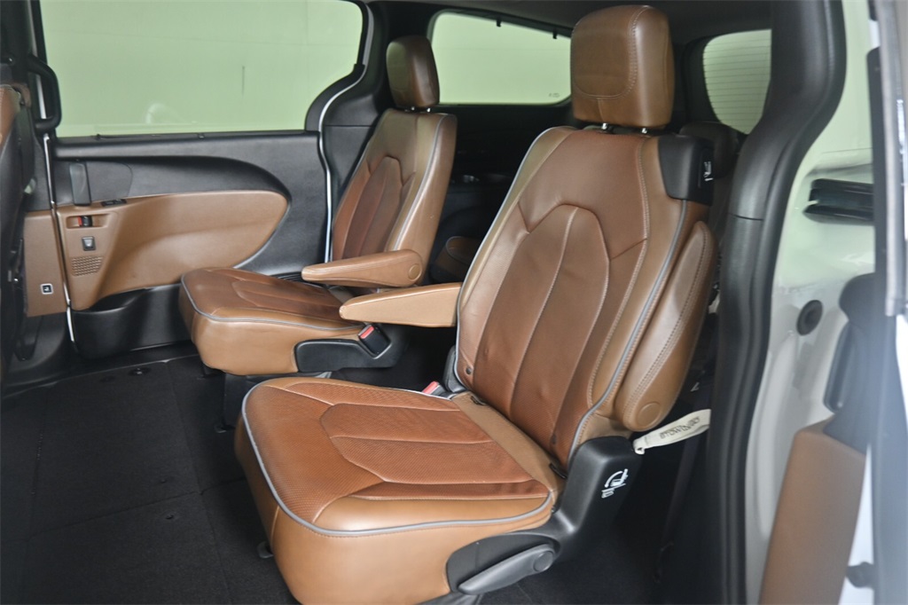 2017 Chrysler Pacifica Limited 23