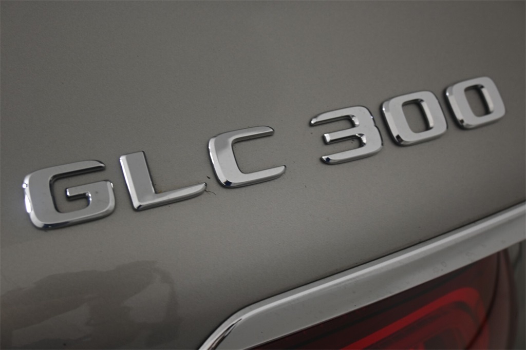 2021 Mercedes-Benz GLC GLC 300 8