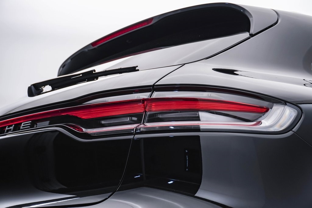 2025 Porsche Macan T 13