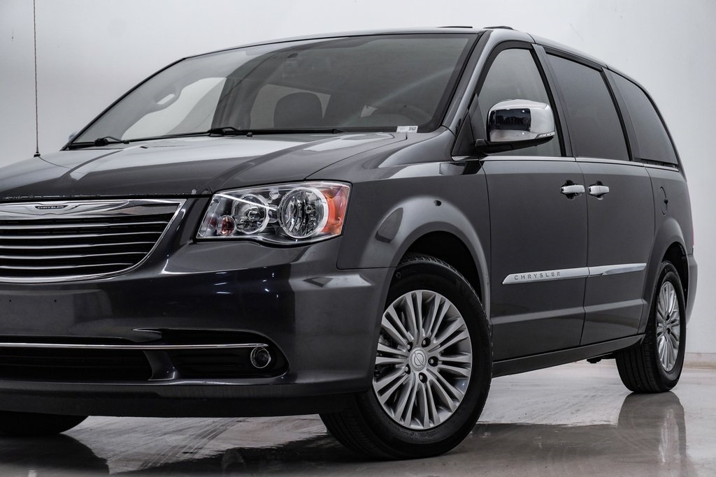 2016 Chrysler Town & Country Touring-L 2