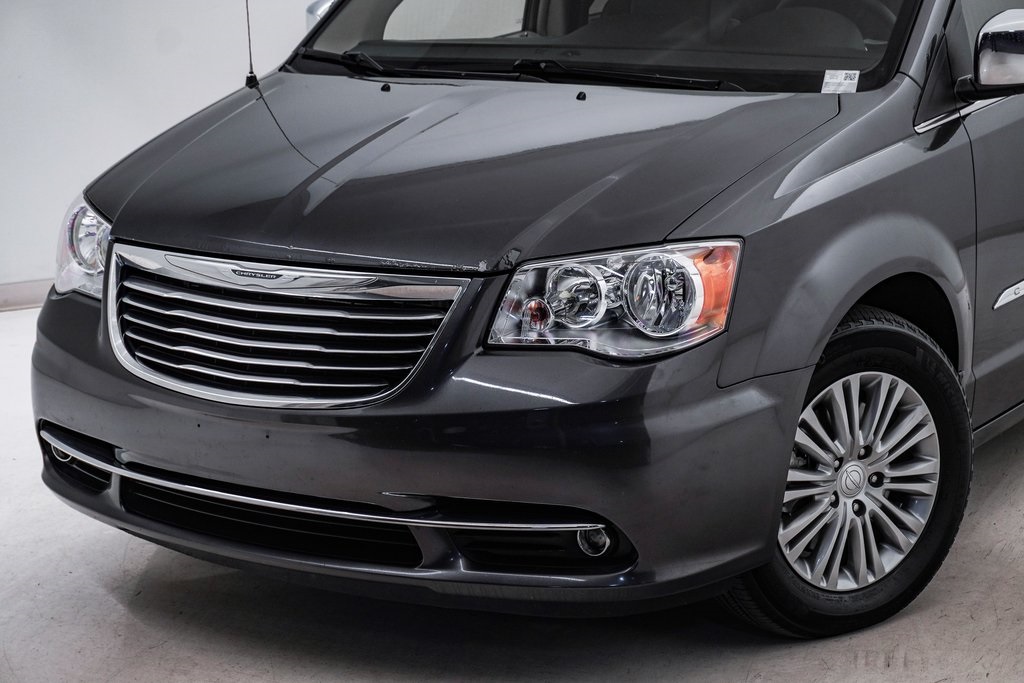 2016 Chrysler Town & Country Touring-L 4