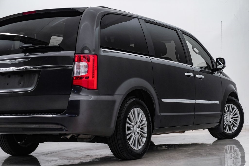 2016 Chrysler Town & Country Touring-L 9