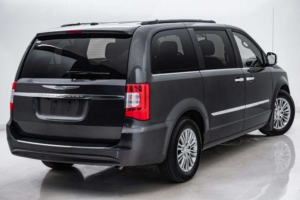 2016 Chrysler Town & Country Touring-L 10