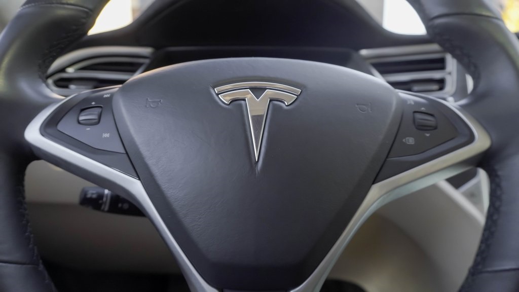 2016 Tesla Model S 90D 18