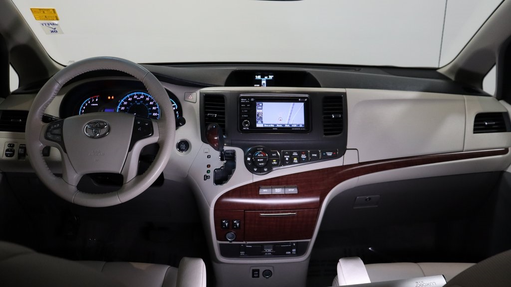 2014 Toyota Sienna XLE 11