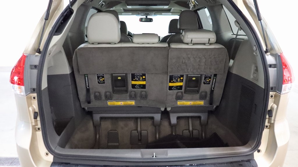 2014 Toyota Sienna XLE 26