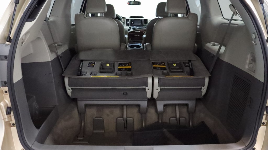 2014 Toyota Sienna XLE 27